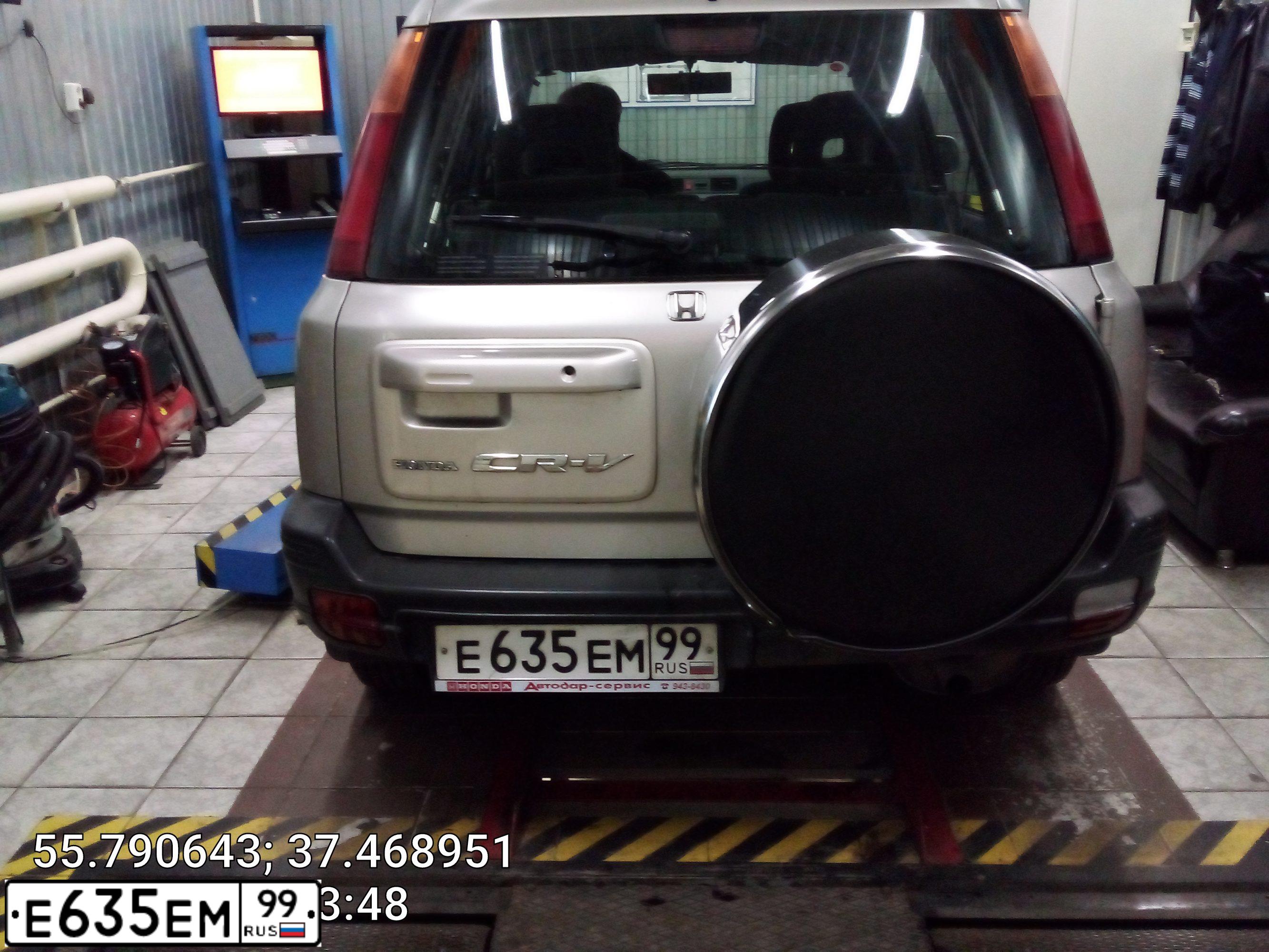 Фото автомобиля HONDA CR-V, 1998 — госномер Е635ЕМ99. Цвет: БЕЛЫЙ (ПЕРЛАМУТРОВО-СЕРЫЙ)