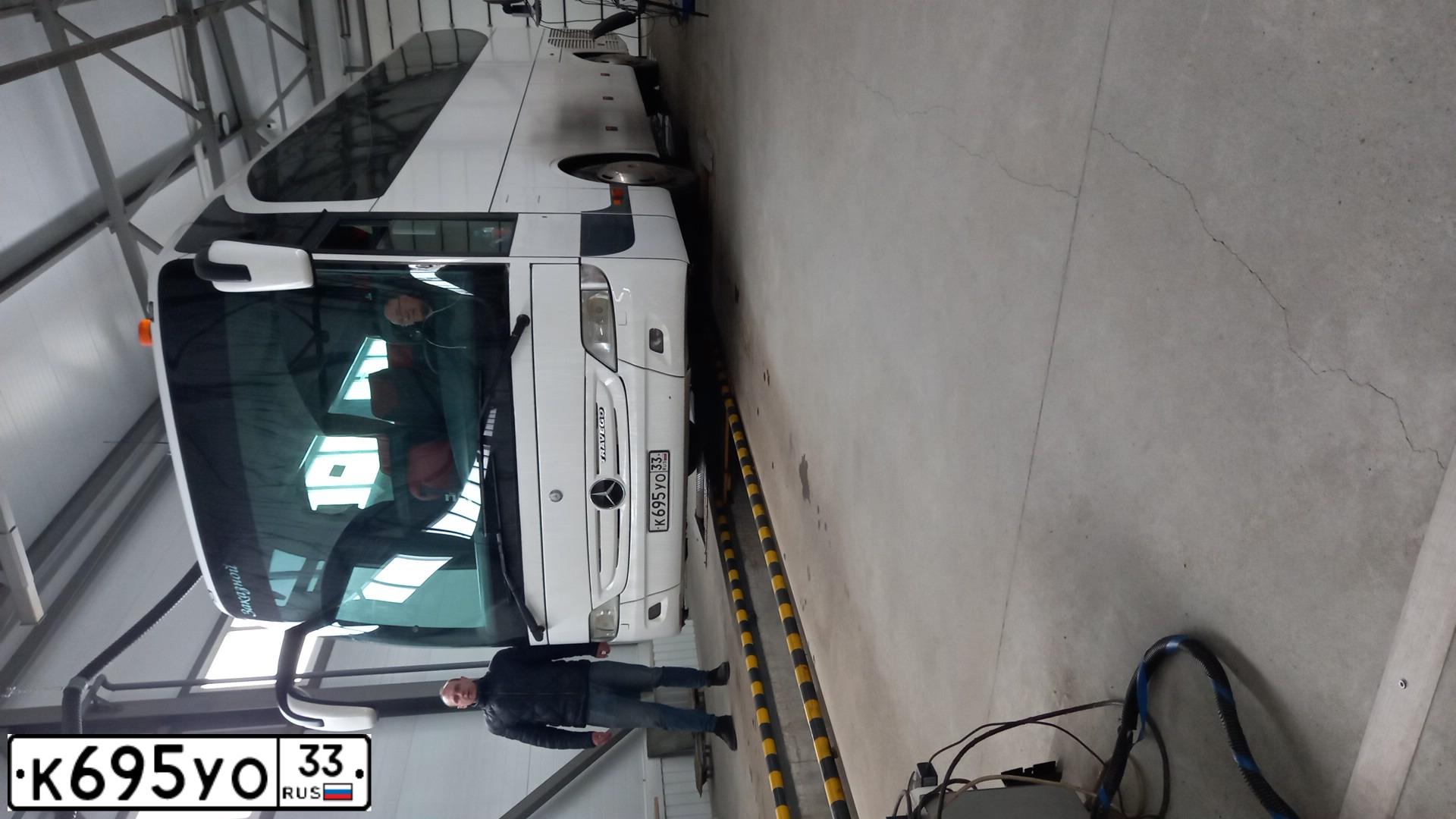 Фото автомобиля MERCEDES O 580 TRAVEGO, 1995 — госномер К695УО33. Цвет: СИНИЙ
