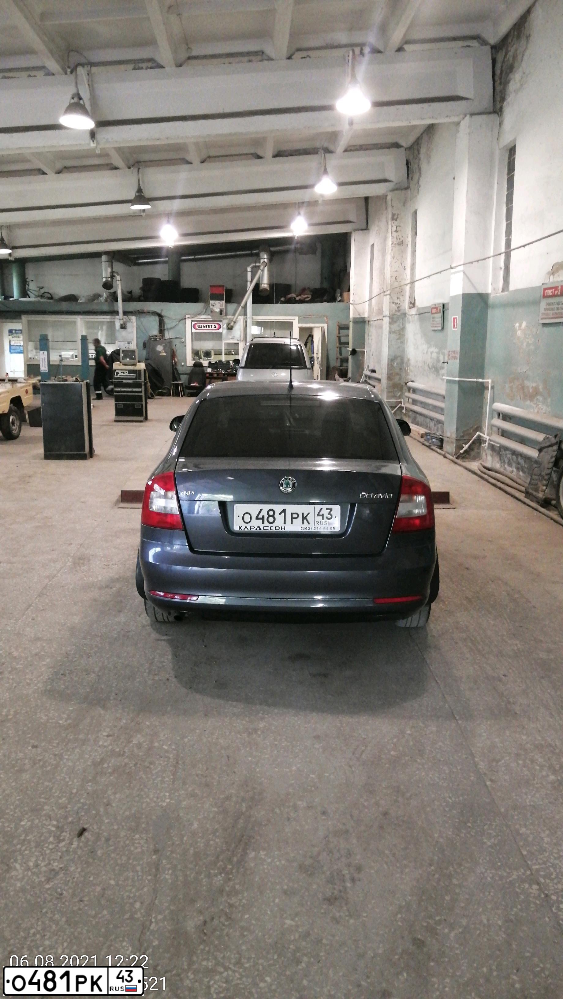 Фото автомобиля SKODA OCTAVIA, 2010 — госномер Н730ТВ159. Цвет: ТЕМНО-СЕРЫЙ