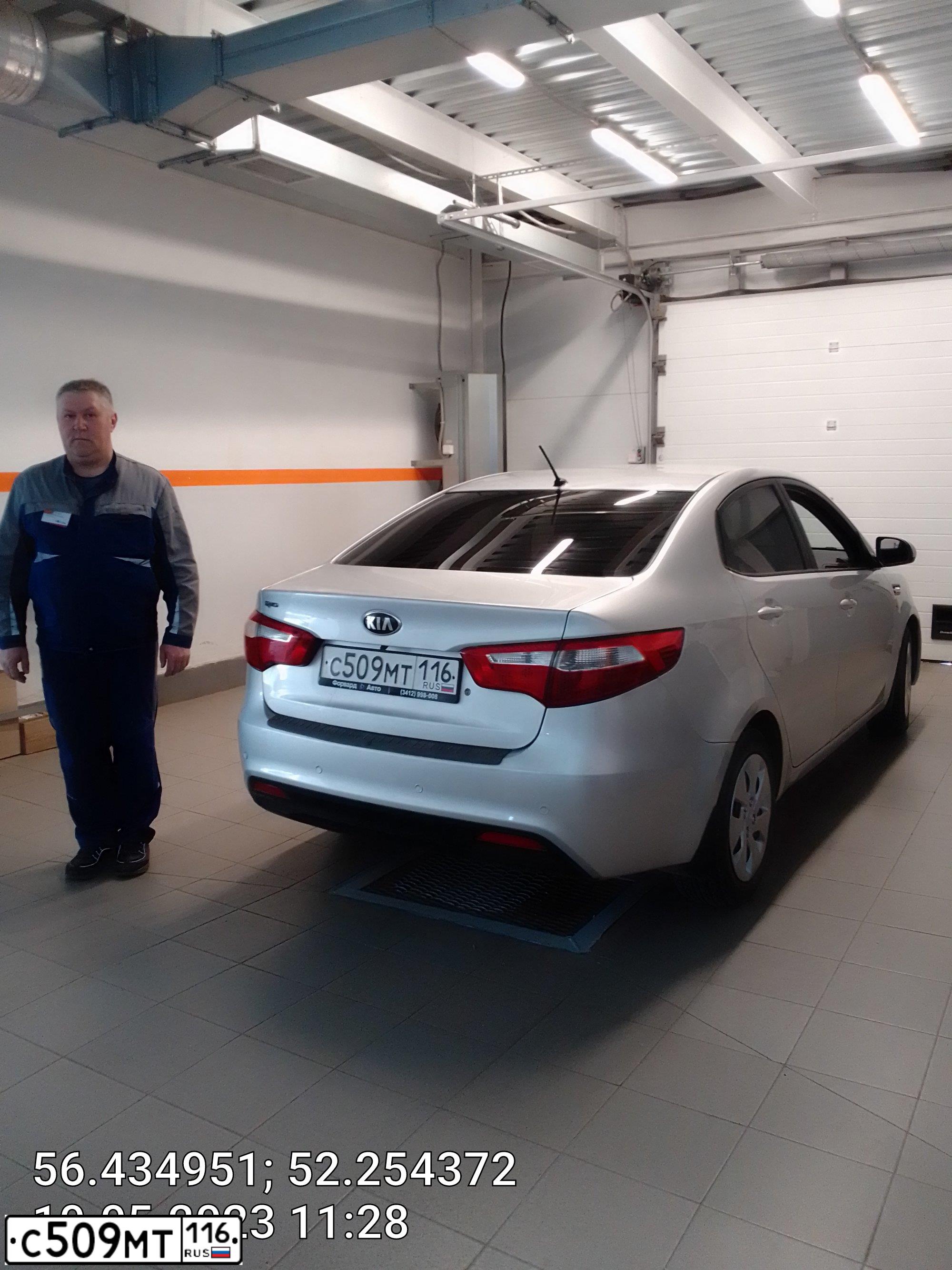 Фото автомобиля KIA RIO, 2013 — госномер В502СТ18. Цвет: Серебристый