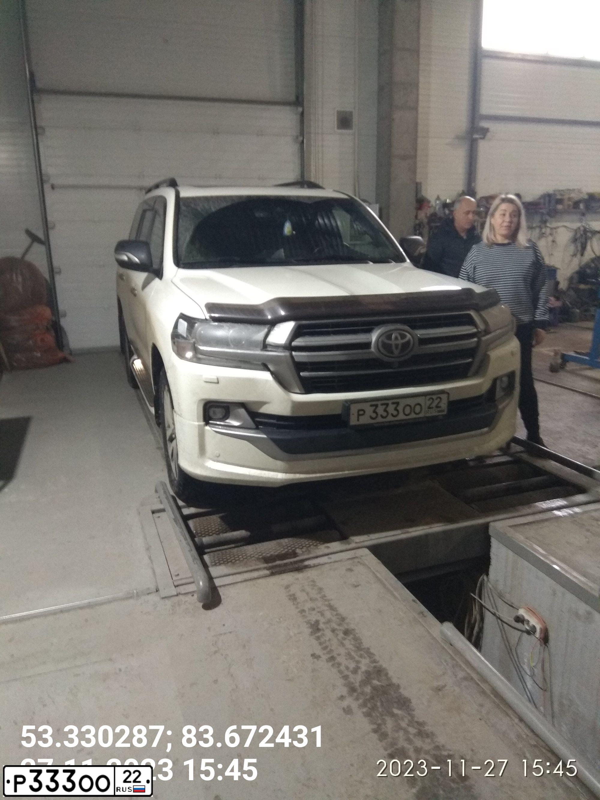 Фото автомобиля TOYOTA LANDCRUISER 200, 2013 — госномер А307УТ122. Цвет: Белый
