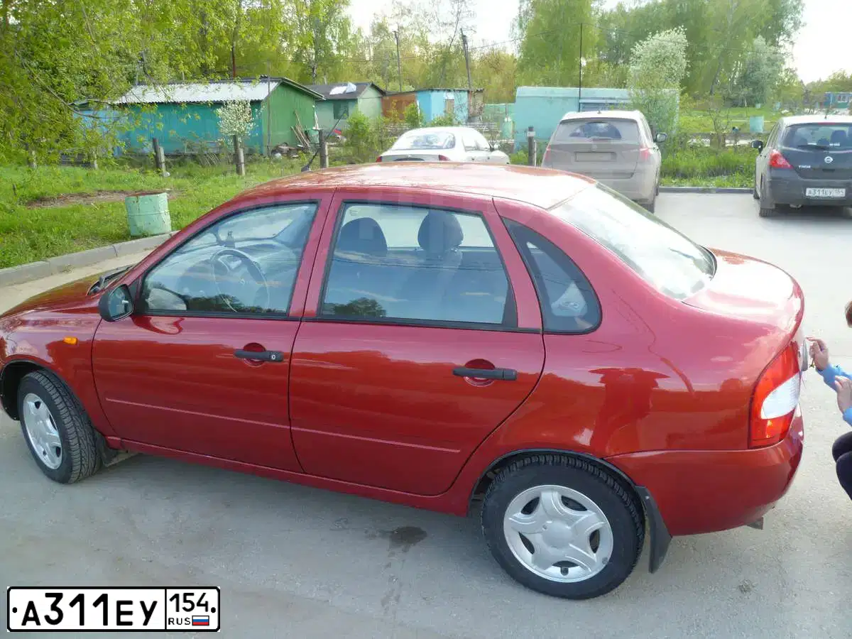 Фото автомобиля NISSAN TIIDA, 2010 — госномер С995ОХ750. Цвет: Коричневый