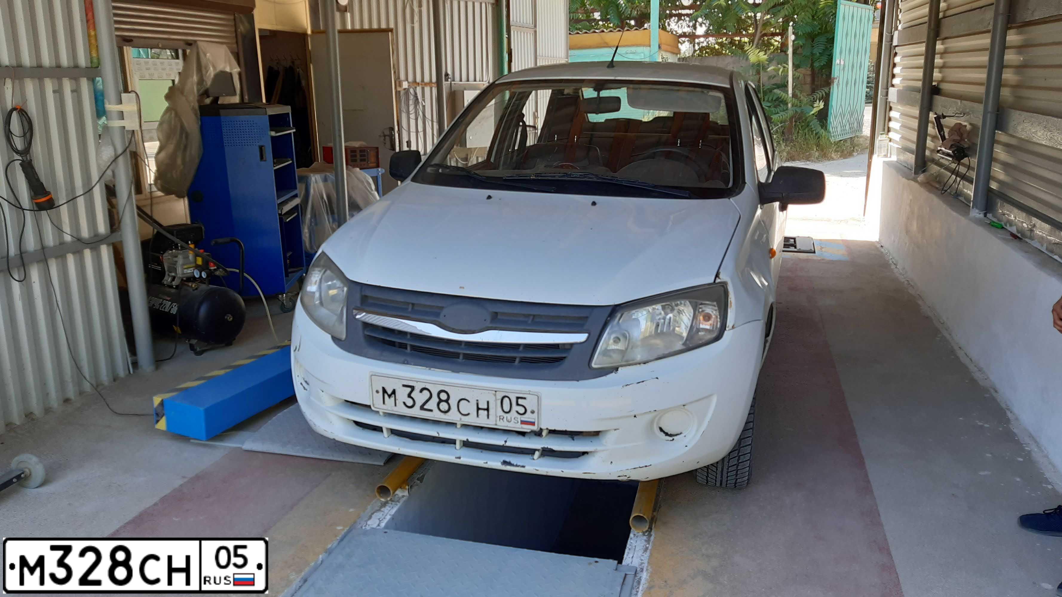 Фото автомобиля LADA 2190 GRANTA, 2013 — госномер М328СН05. Цвет: Белый