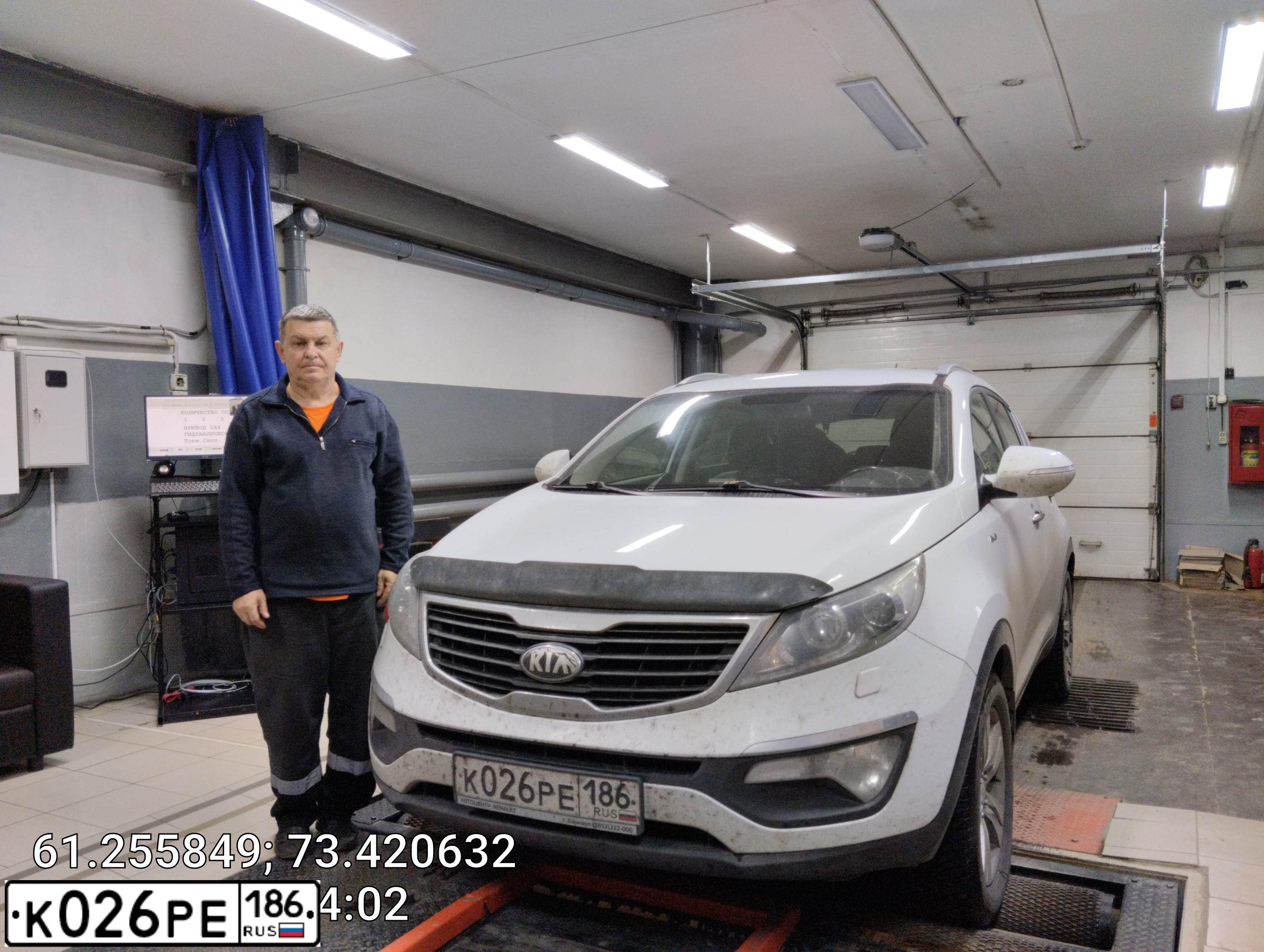 Фото автомобиля KIA SPORTAGE, 2013 — госномер Е974СУ186. Цвет: Белый