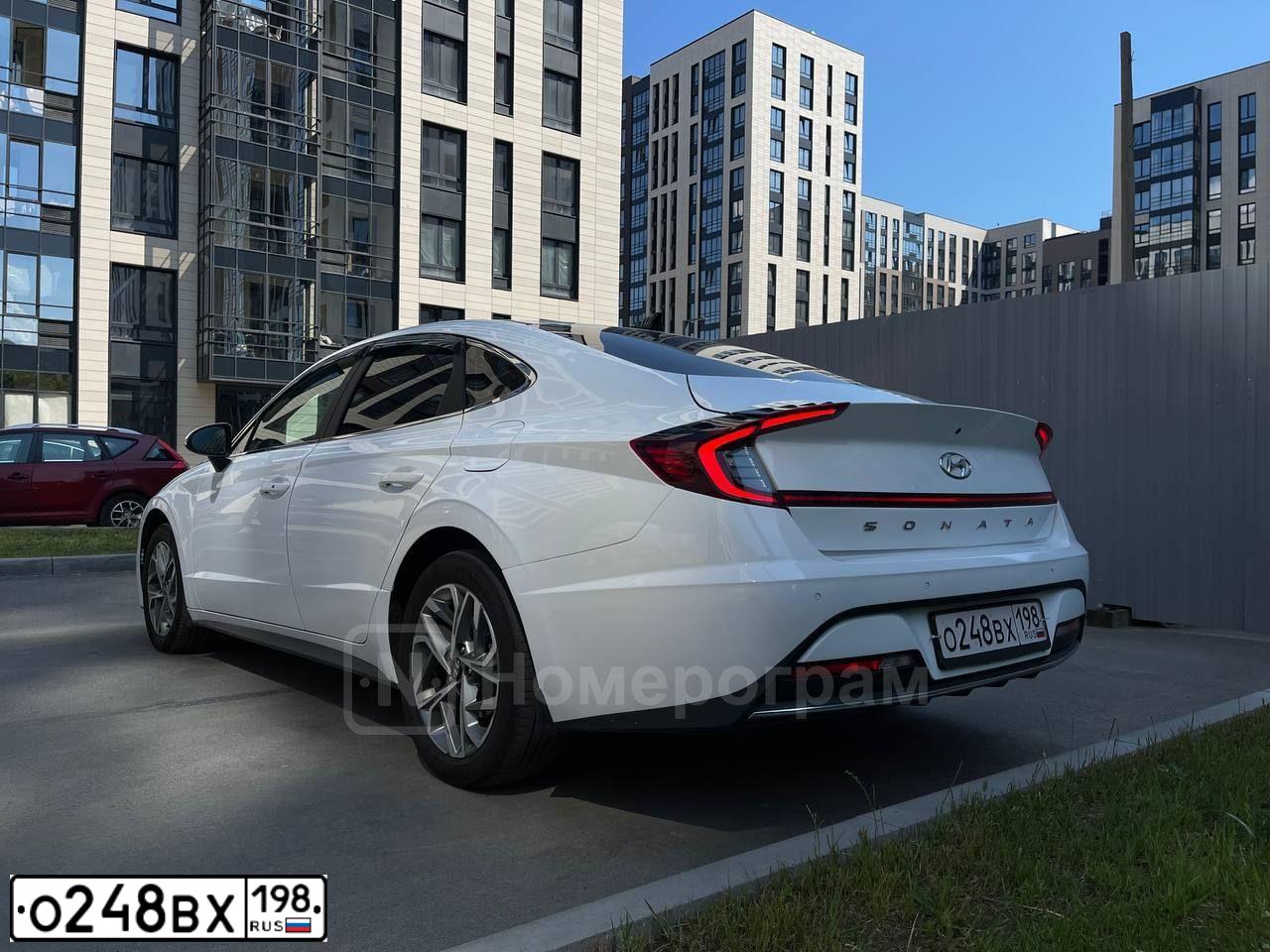 Фото автомобиля HYUNDAI SONATA, 2020 — госномер С820ХС125. Цвет: Белый