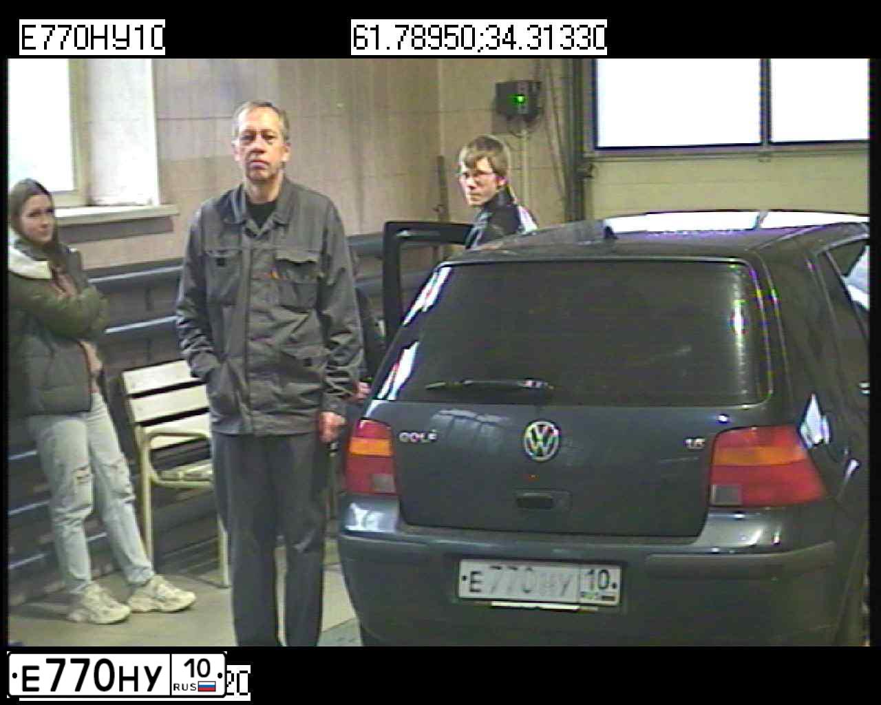 Фото автомобиля VOLKSWAGEN GOLF, 1999 — госномер Е590НУ51. Цвет: ТЕМНО-СЕРЫЙ