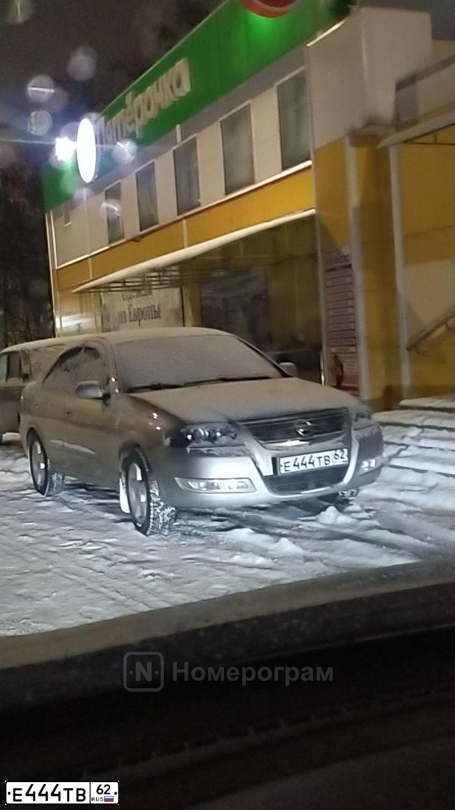 Фото автомобиля NISSAN ALMERA, 2008 — госномер Е444ТВ62. Цвет: серебристый