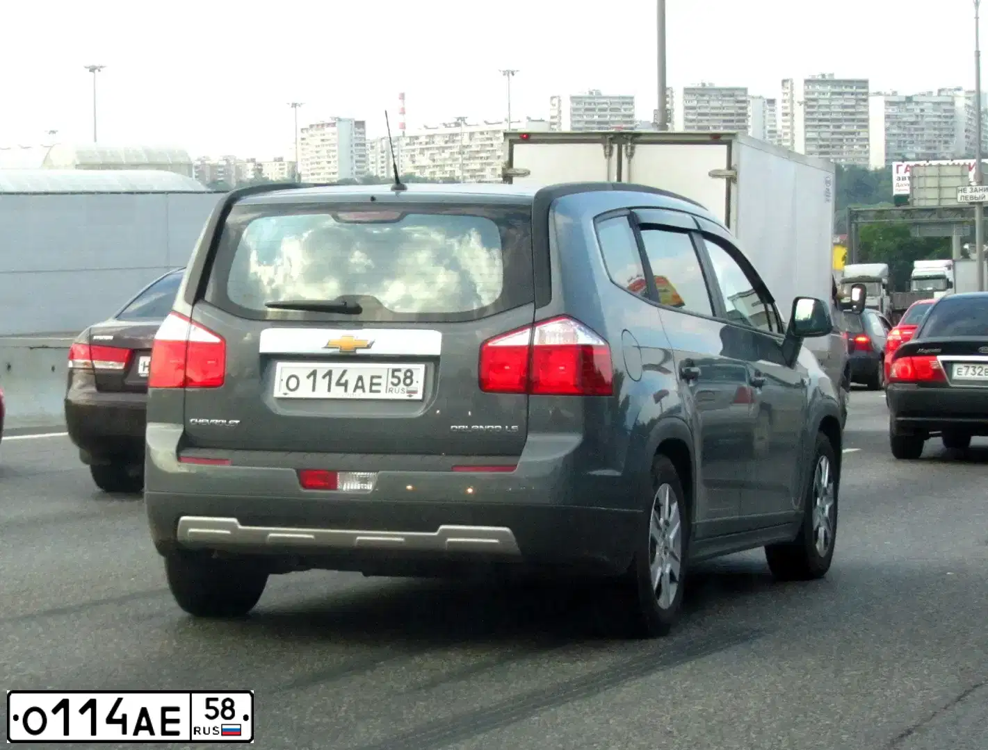 Фото автомобиля CHEVROLET ORLANDO, 2012 — госномер А323ВА750. Цвет: Серый