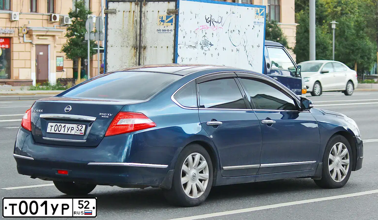Фото автомобиля NISSAN TEANA, 2010 — госномер Т001УР52. Цвет: СИНИЙ