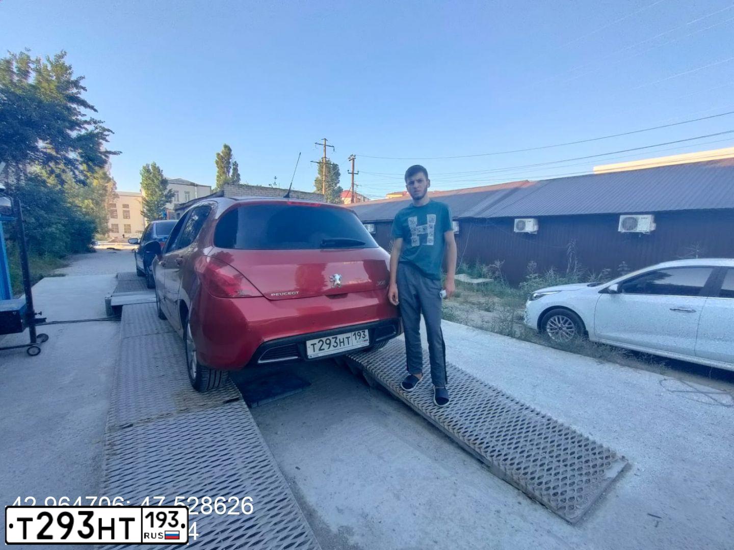 Фото автомобиля PEUGEOT 308, 2008 — госномер У495УЕ199. Цвет: Красный
