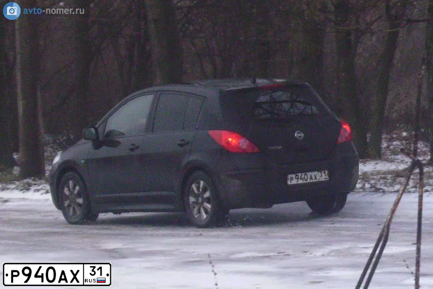 Фото автомобиля NISSAN TIIDA, 2010 — госномер С823ЕВ777. Цвет: ЧЕРНЫЙ
