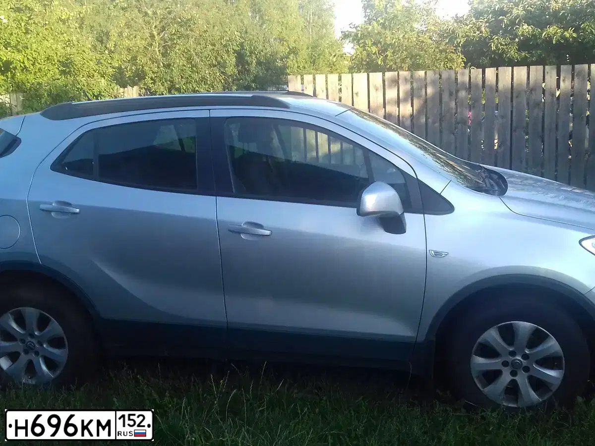 Фото автомобиля OPEL MOKKA, 2014 — госномер Н696КМ152. Цвет: СЕРЕБРИСТЫЙ