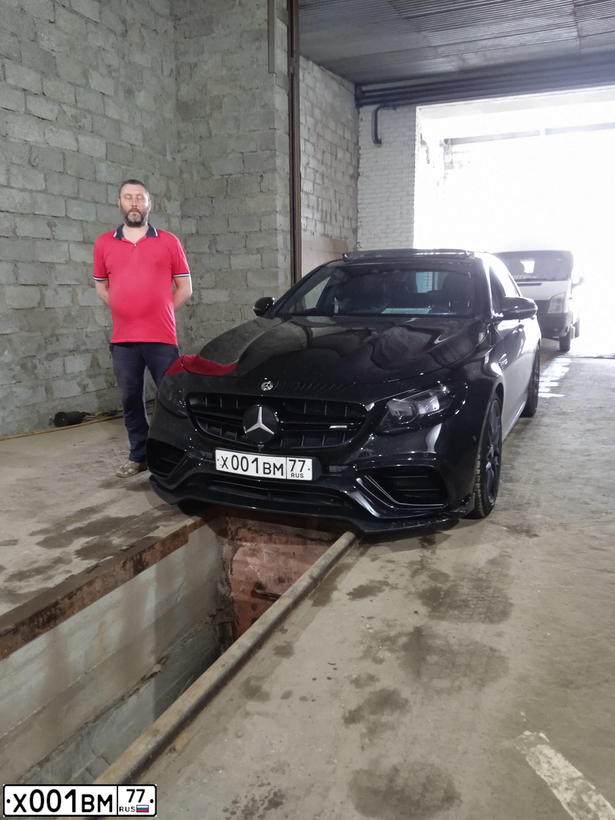 Фото автомобиля MERCEDES E-KLASSE, 2018 — госномер Х001ВМ77. Цвет: ЧЕРНЫЙ