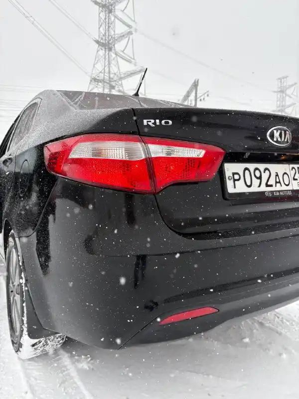 Фото автомобиля KIA RIO, 2013 — госномер Р092АО250. Цвет: ЧЕРНЫЙ