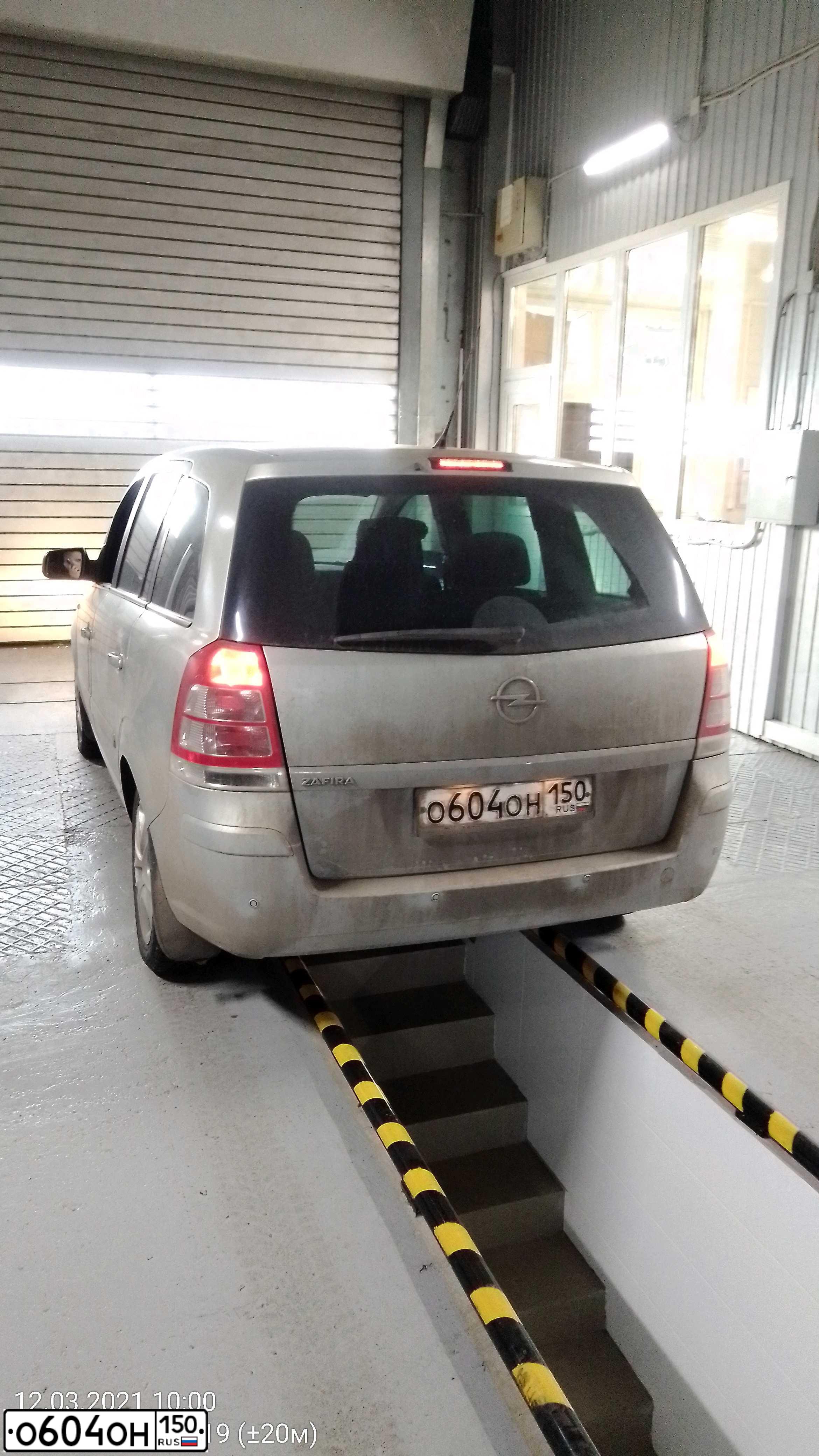 Фото автомобиля OPEL ZAFIRA, 2011 — госномер О604ОН150. Цвет: СЕРЫЙ