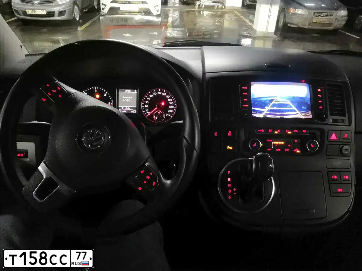 Фото автомобиля NISSAN TIIDA, 2013 — госномер Т158СС77. Цвет: СЕРЫЙ