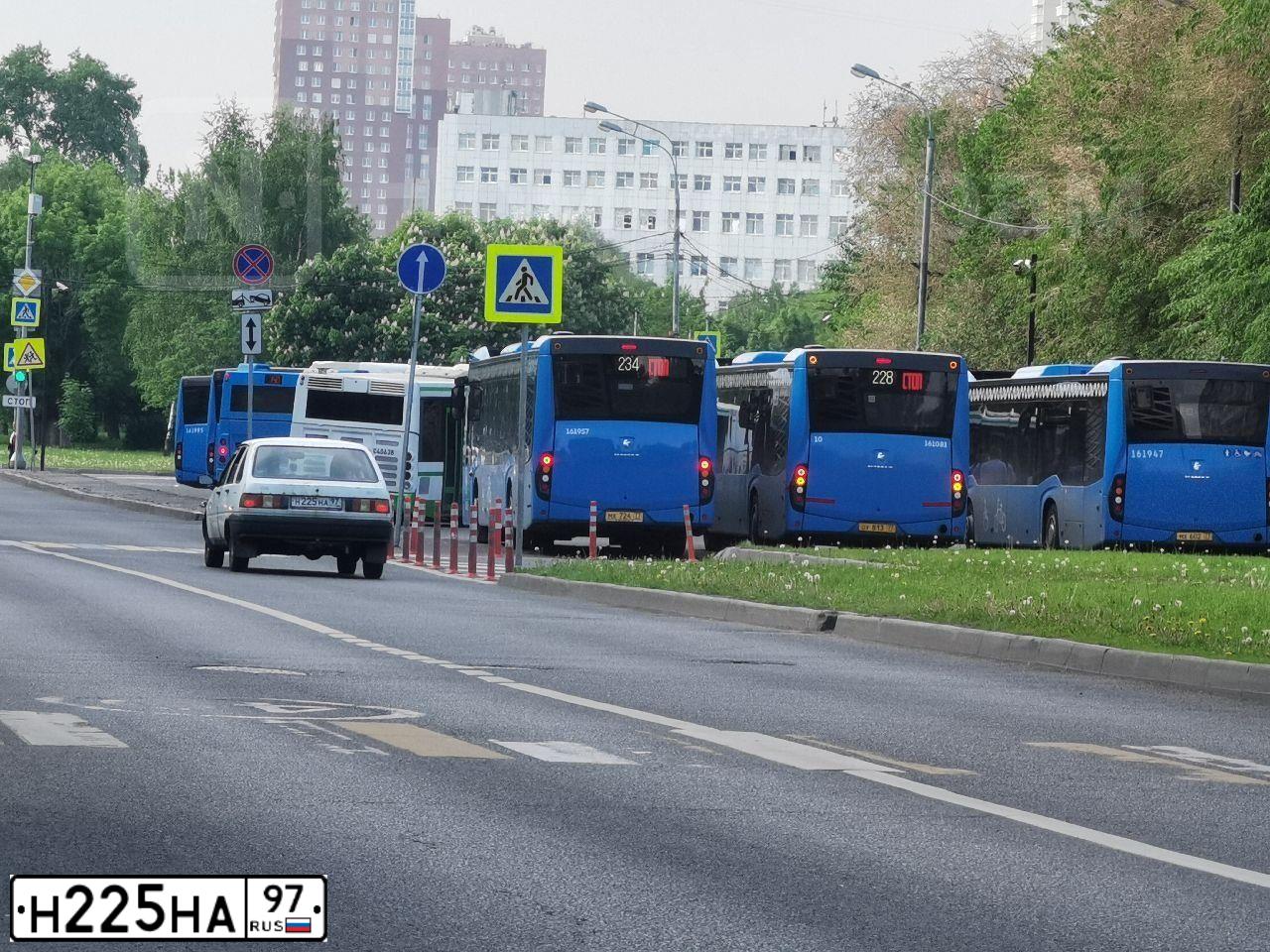 Фото автомобиля IZH 2126, 2003 — госномер Н225НА97. Цвет: БЕЛЫЙ