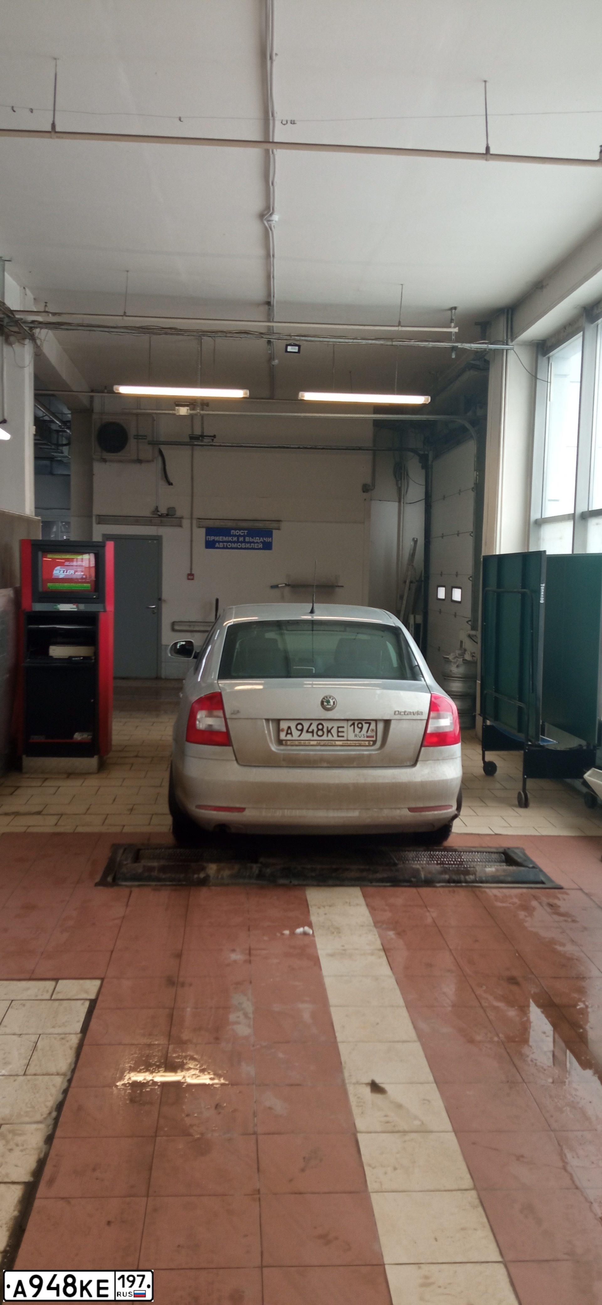Фото автомобиля SKODA OCTAVIA, 2011 — госномер А948КЕ197. Цвет: СЕРЫЙ