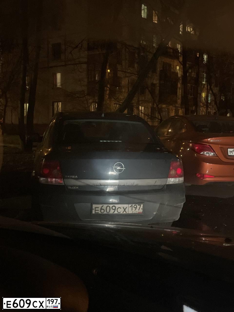 Фото автомобиля OPEL ASTRA, 2011 — госномер Е609СХ197. Цвет: СИНИЙ
