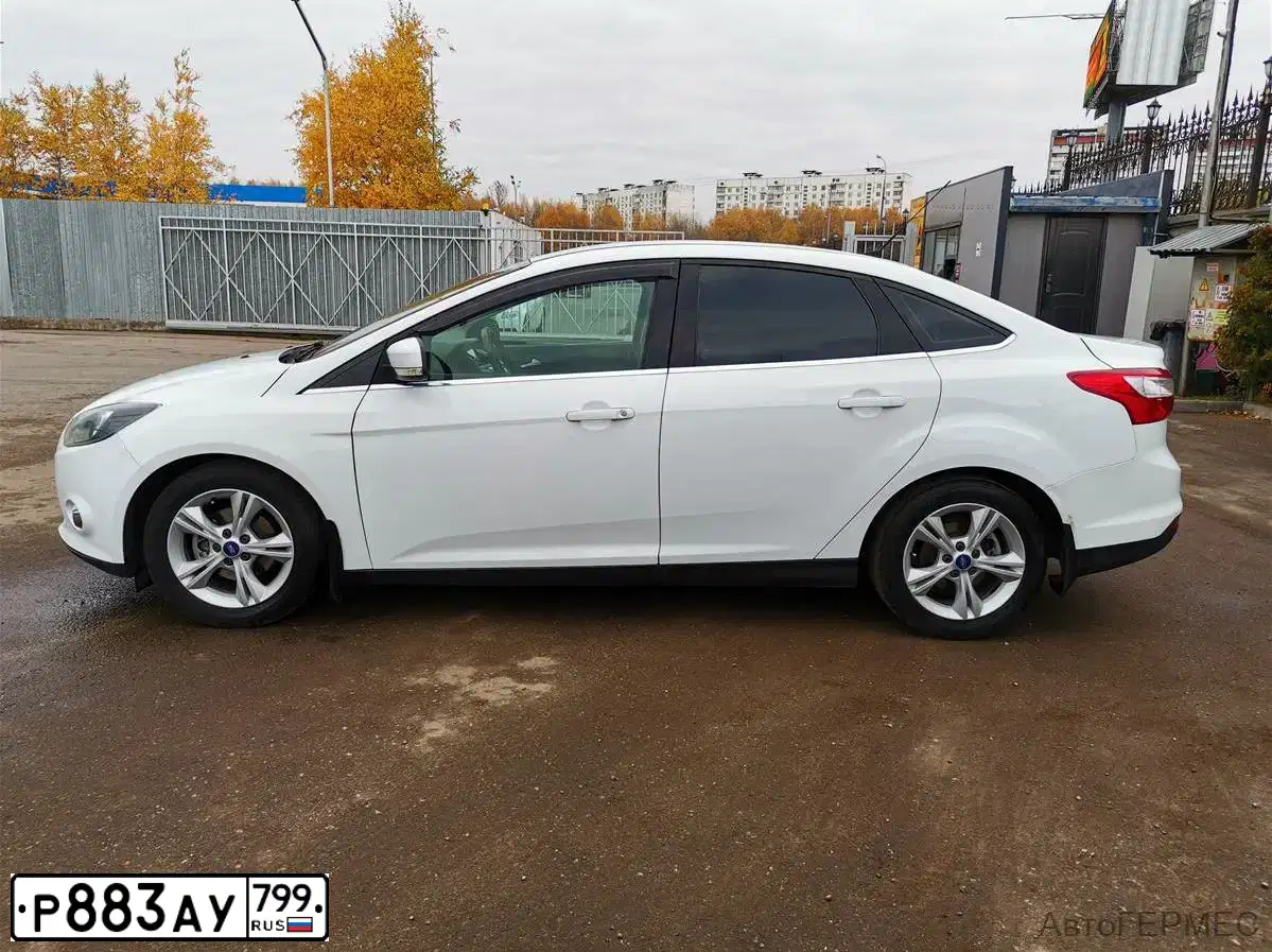 Фото автомобиля FORD FOCUS, 2012 — госномер В402ХО750. Цвет: Белый