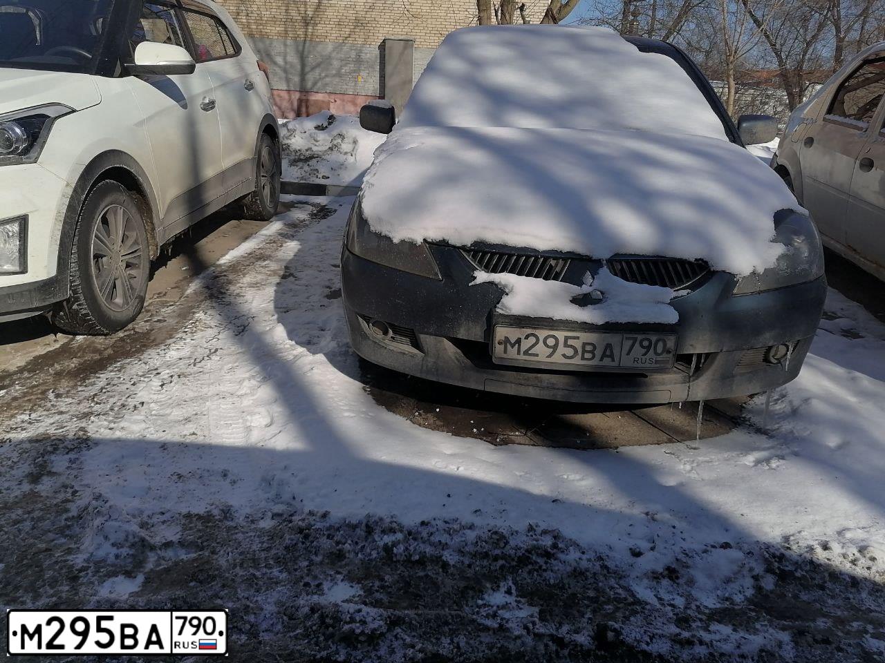 Фото автомобиля MITSUBISHI LANCER, 2004 — госномер М295ВА790. Цвет: СИНИЙ