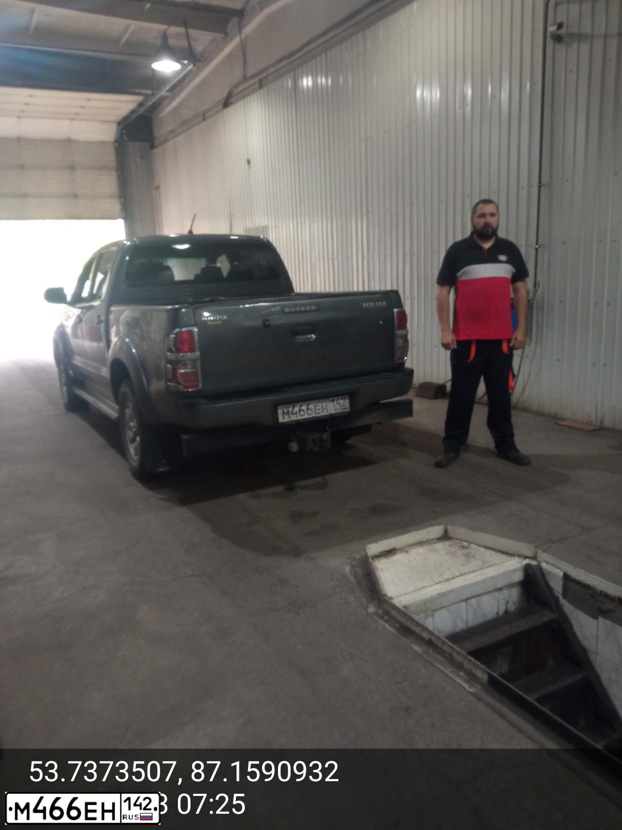 Фото автомобиля TOYOTA HILUX, 2015 — госномер М466ЕН142. Цвет: Серый