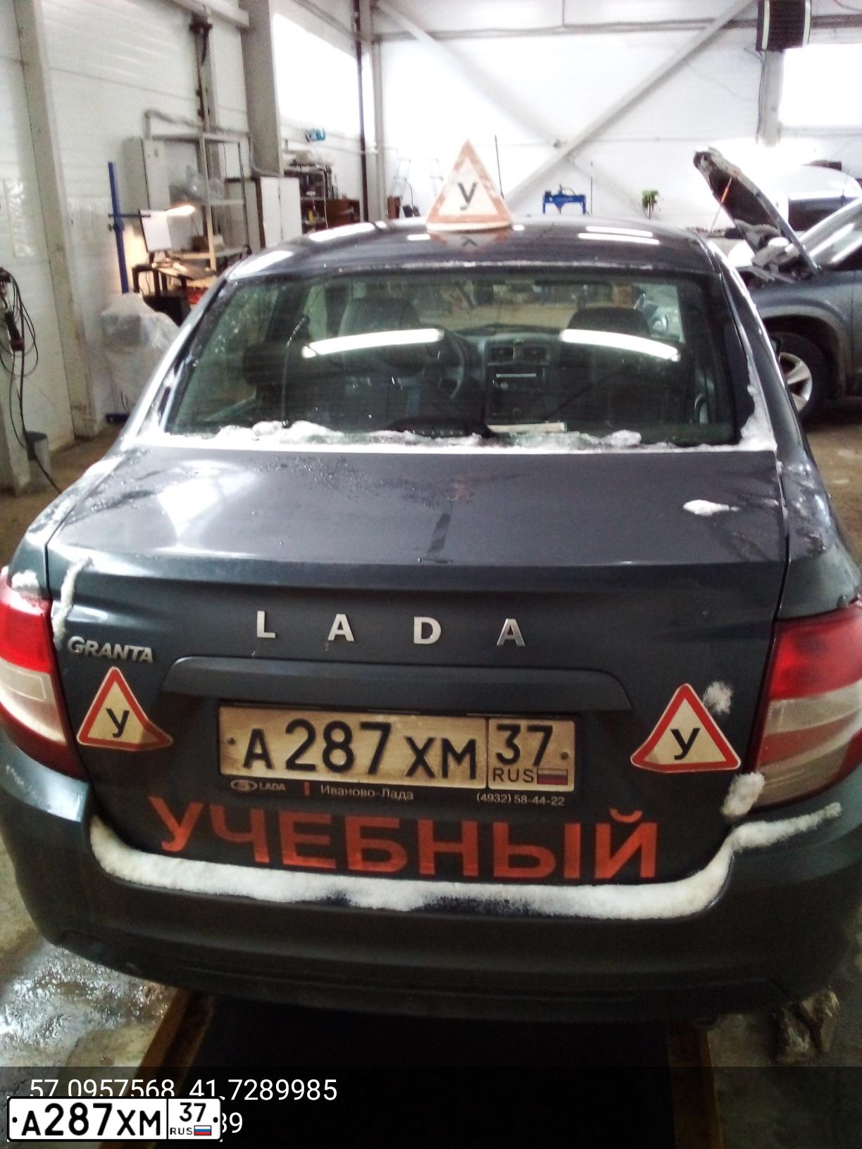 Фото автомобиля LADA 2190 GRANTA, 2018 — госномер Т134ХР76. Цвет: Серебристо темно  серый