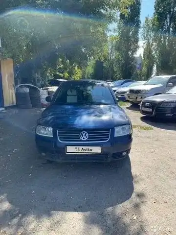 Фото автомобиля VOLKSWAGEN PASSAT, 2002 — госномер С010НТ53. Цвет: ТЕМНО-СИНИЙ