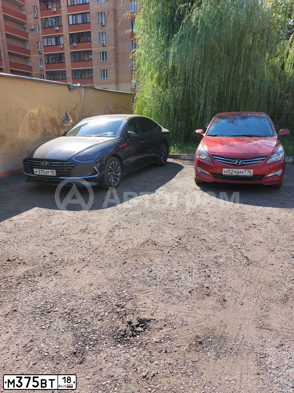 Фото автомобиля HYUNDAI SONATA, 2020 — госномер М375ВТ18. Цвет: СИНИЙ