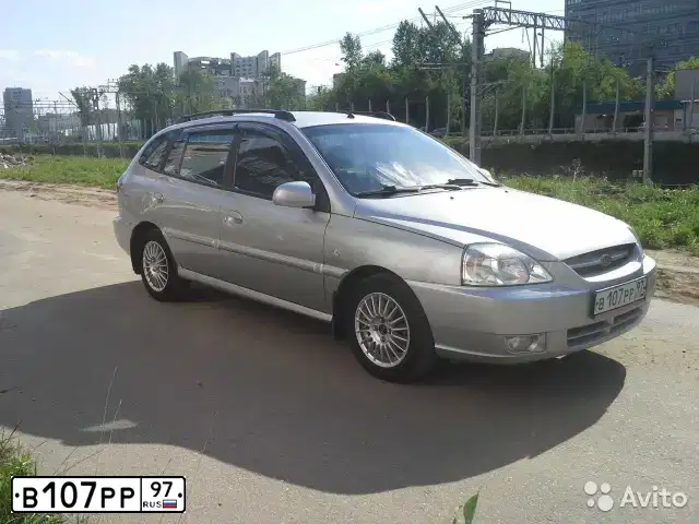 Фото автомобиля KIA RIO, 2004 — госномер В107РР97. Цвет: СВЕТЛО-СЕРЫЙ