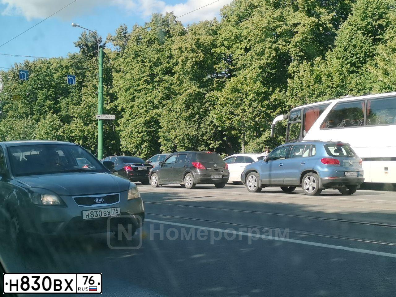 Фото автомобиля KIA RIO, 2009 — госномер Н830ВХ76. Цвет: СЕРЫЙ