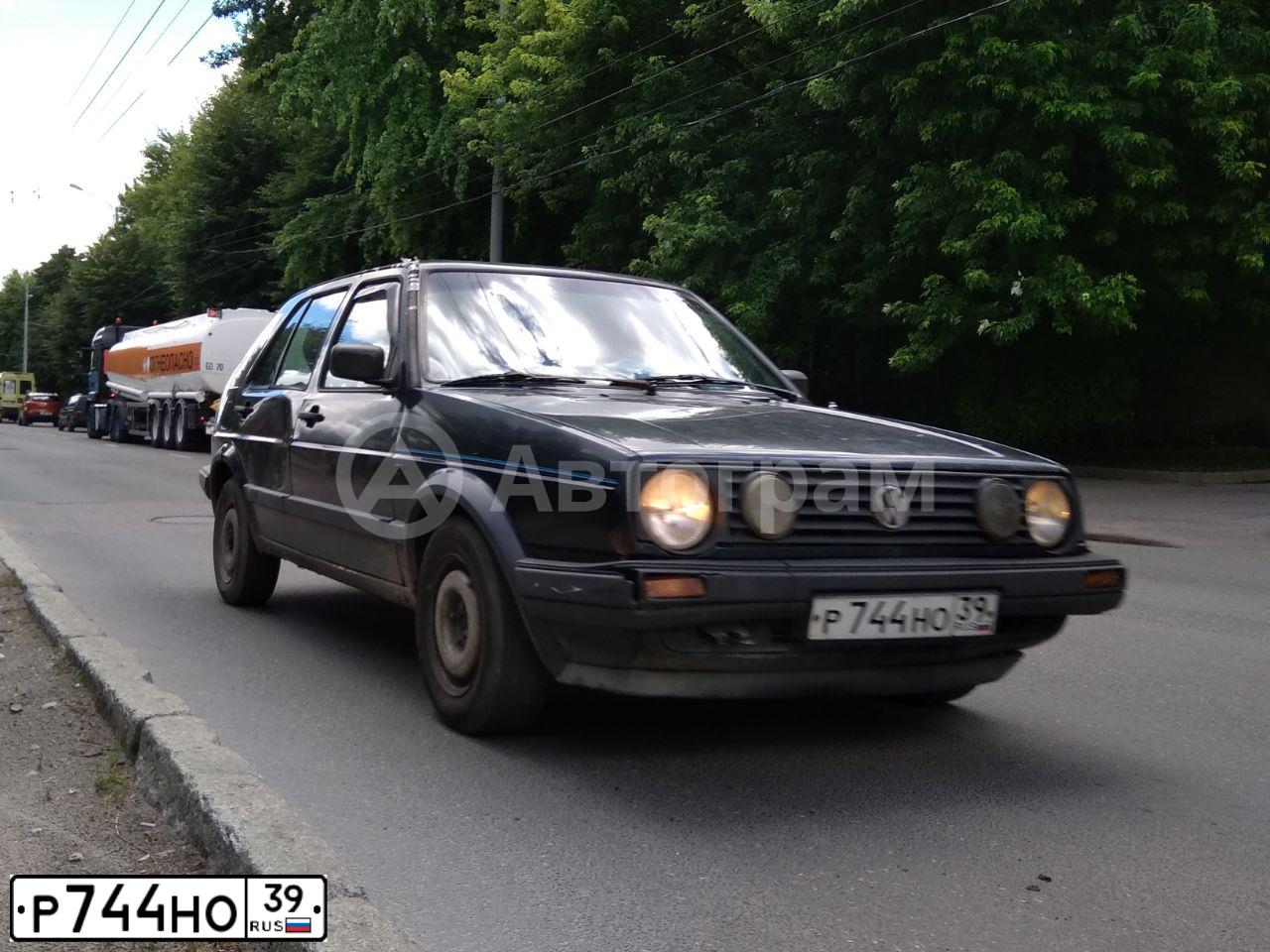 Фото автомобиля VOLKSWAGEN GOLF, 1987 — госномер О430КУ39. Цвет: СИНИЙ