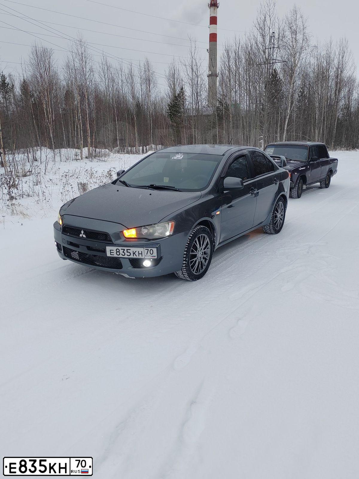Фото автомобиля MITSUBISHI LANCER, 2008 — госномер Е835КН70. Цвет: СЕРЫЙ