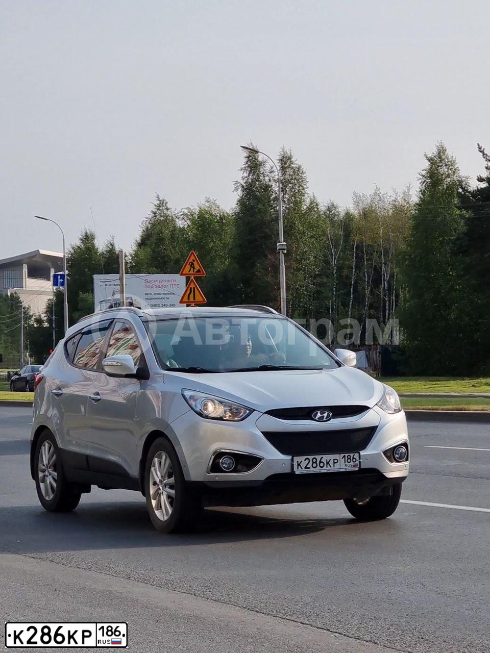 Фото автомобиля HYUNDAI IX35, 2012 — госномер К286КР186. Цвет: СЕРЕБРИСТЫЙ