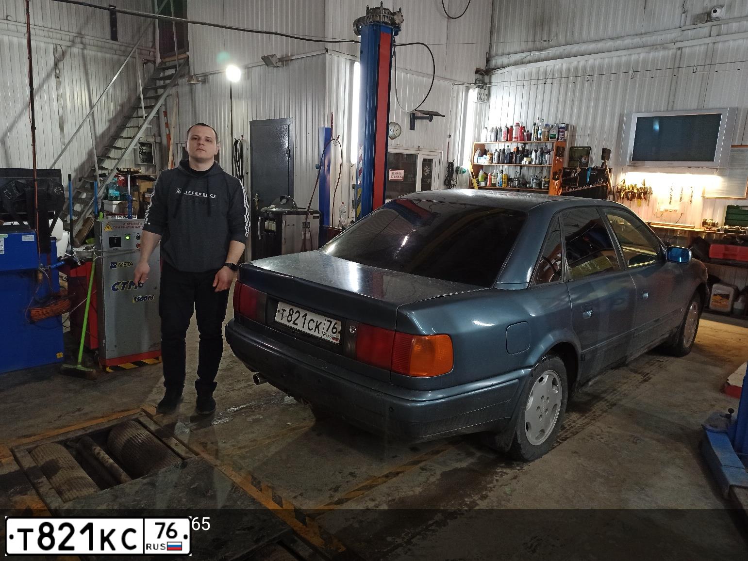 Фото автомобиля AUDI 100, 1992 — госномер Т821КС76. Цвет: ТЕМНО-СЕРЫЙ