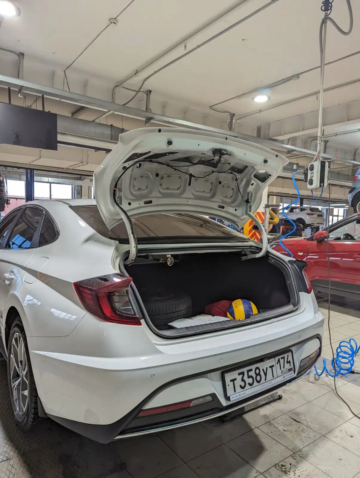 Фото автомобиля HYUNDAI SONATA, 2020 — госномер Т358УТ174. Цвет: Белый
