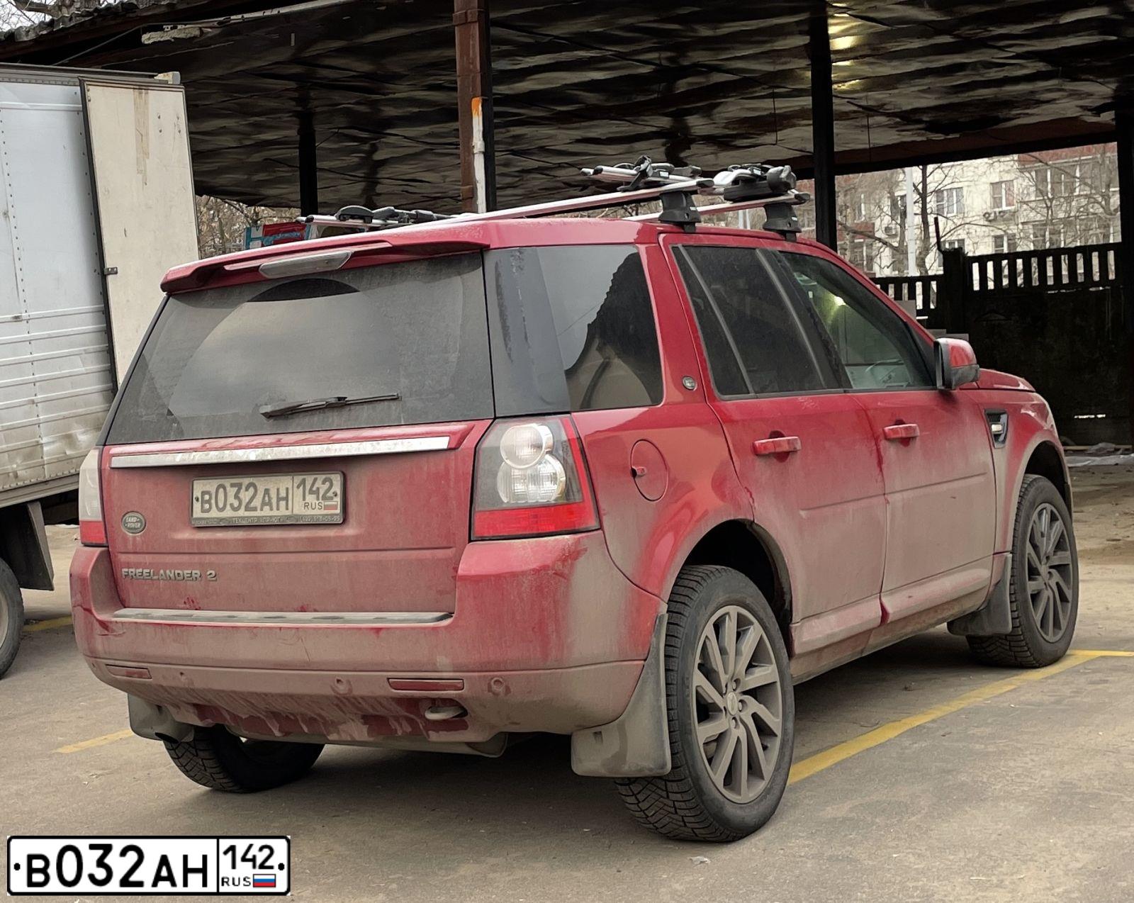 Фото автомобиля LANDROVER FREELANDER, 2011 — госномер В032АН142. Цвет: КРАСНЫЙ