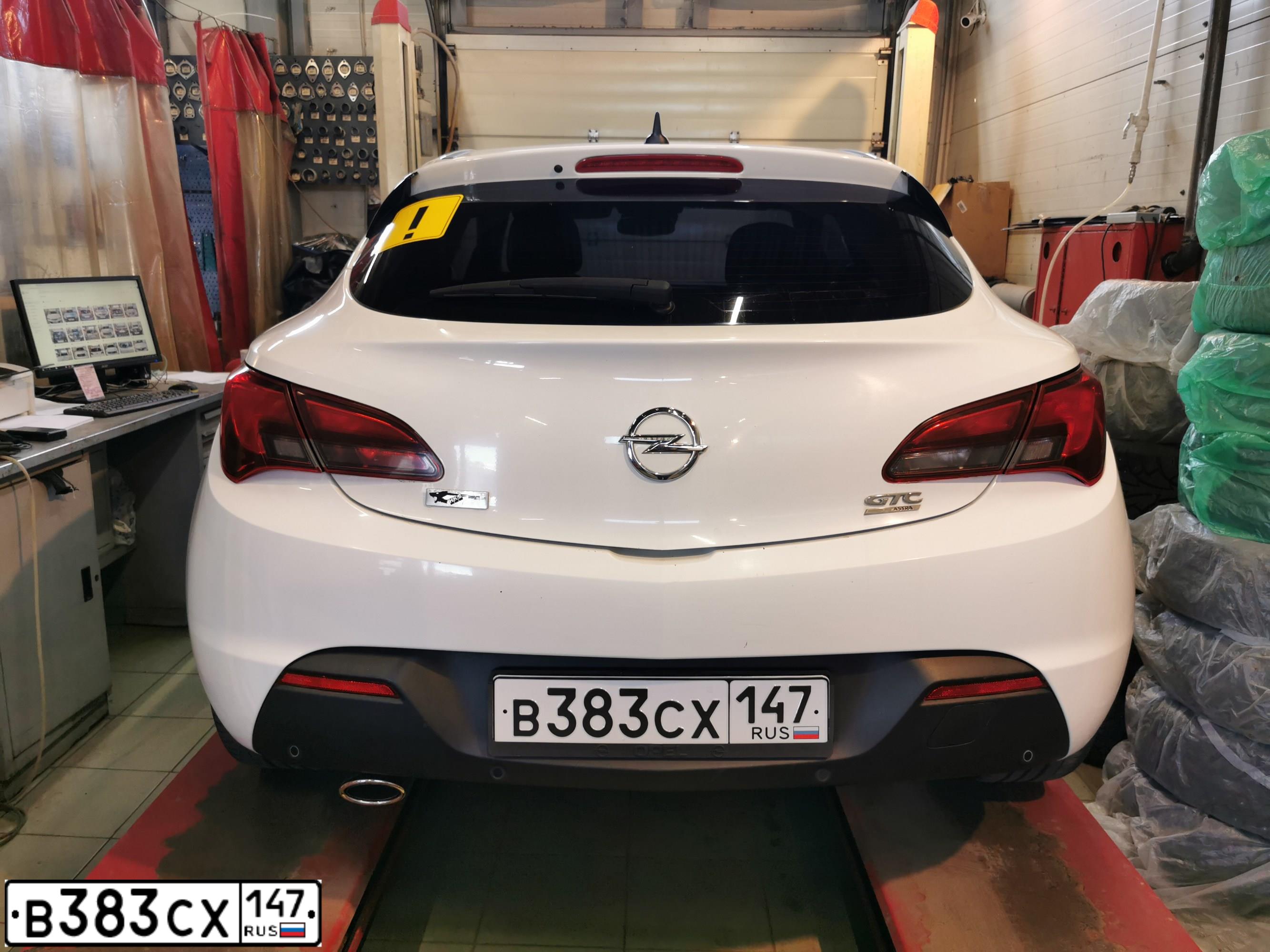 Фото автомобиля OPEL ASTRA, 2013 — госномер В383СХ147. Цвет: Белый