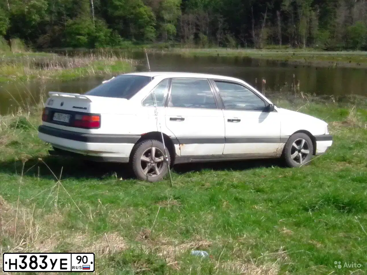 Фото автомобиля VOLKSWAGEN PASSAT, 1988 — госномер Н383УЕ90. Цвет: БЕЛЫЙ