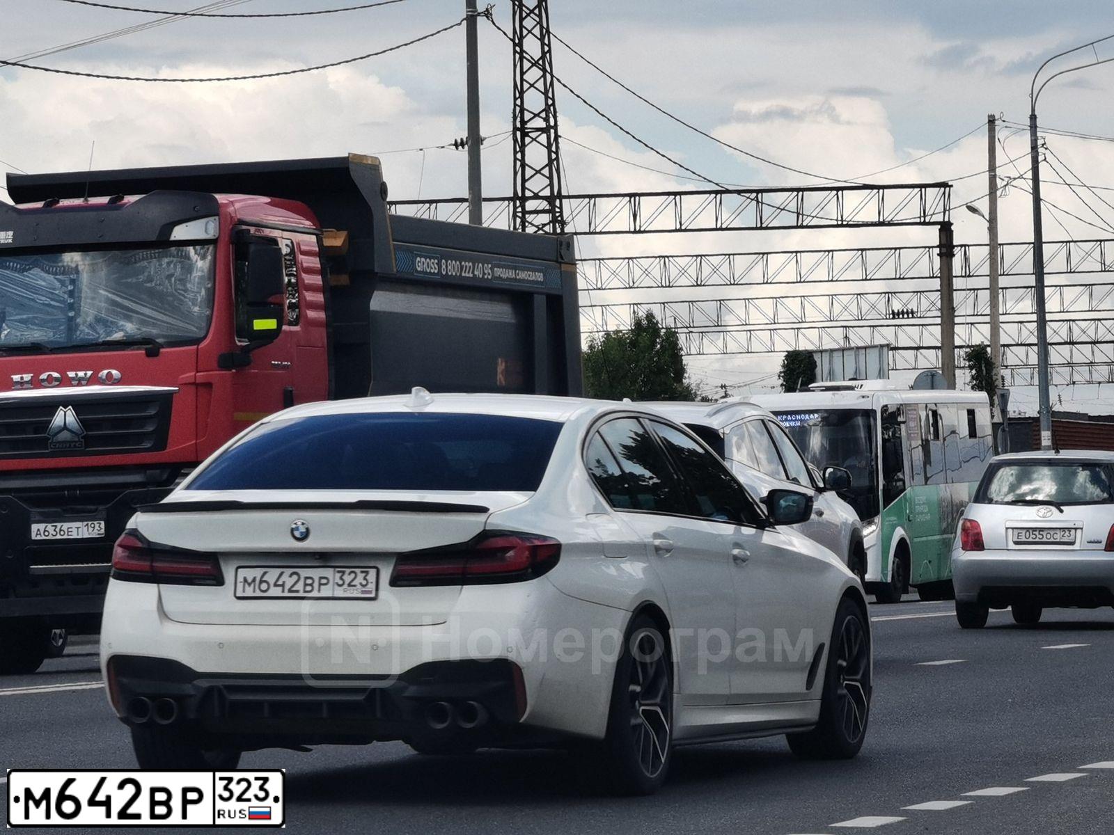 Фото автомобиля BMW 540I, 2019 — госномер М642ВР323. Цвет: Белый