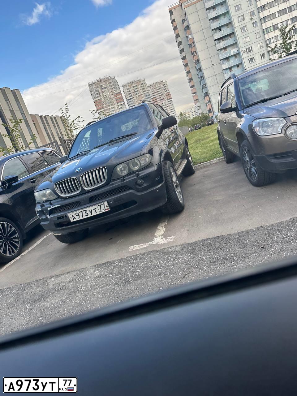 Фото автомобиля BMW X5, 2005 — госномер У084НЕ136. Цвет: ЧЕРНЫЙ