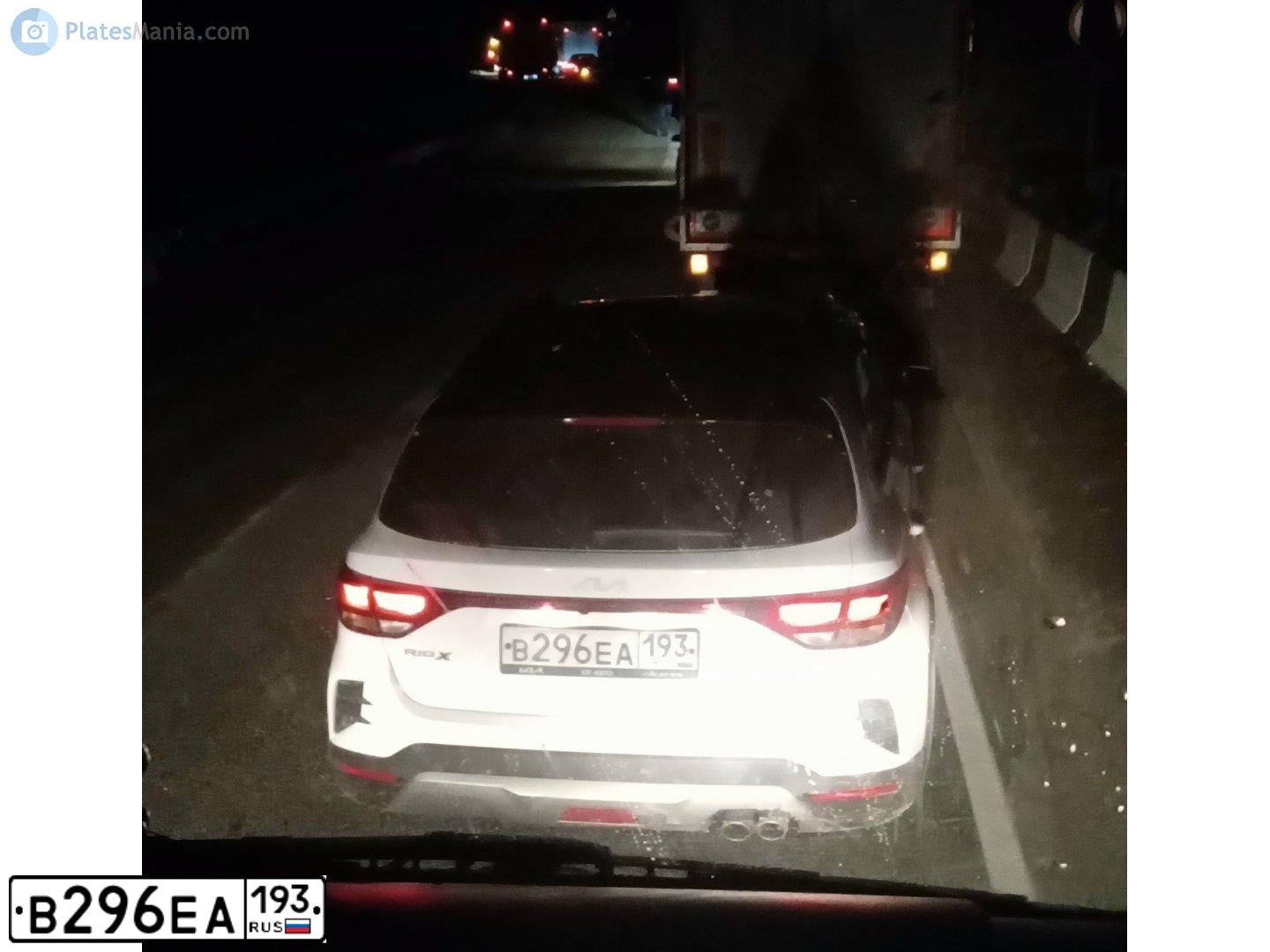 Фото автомобиля KIA RIO, 2021 — госномер О704АХ126. Цвет: Белый