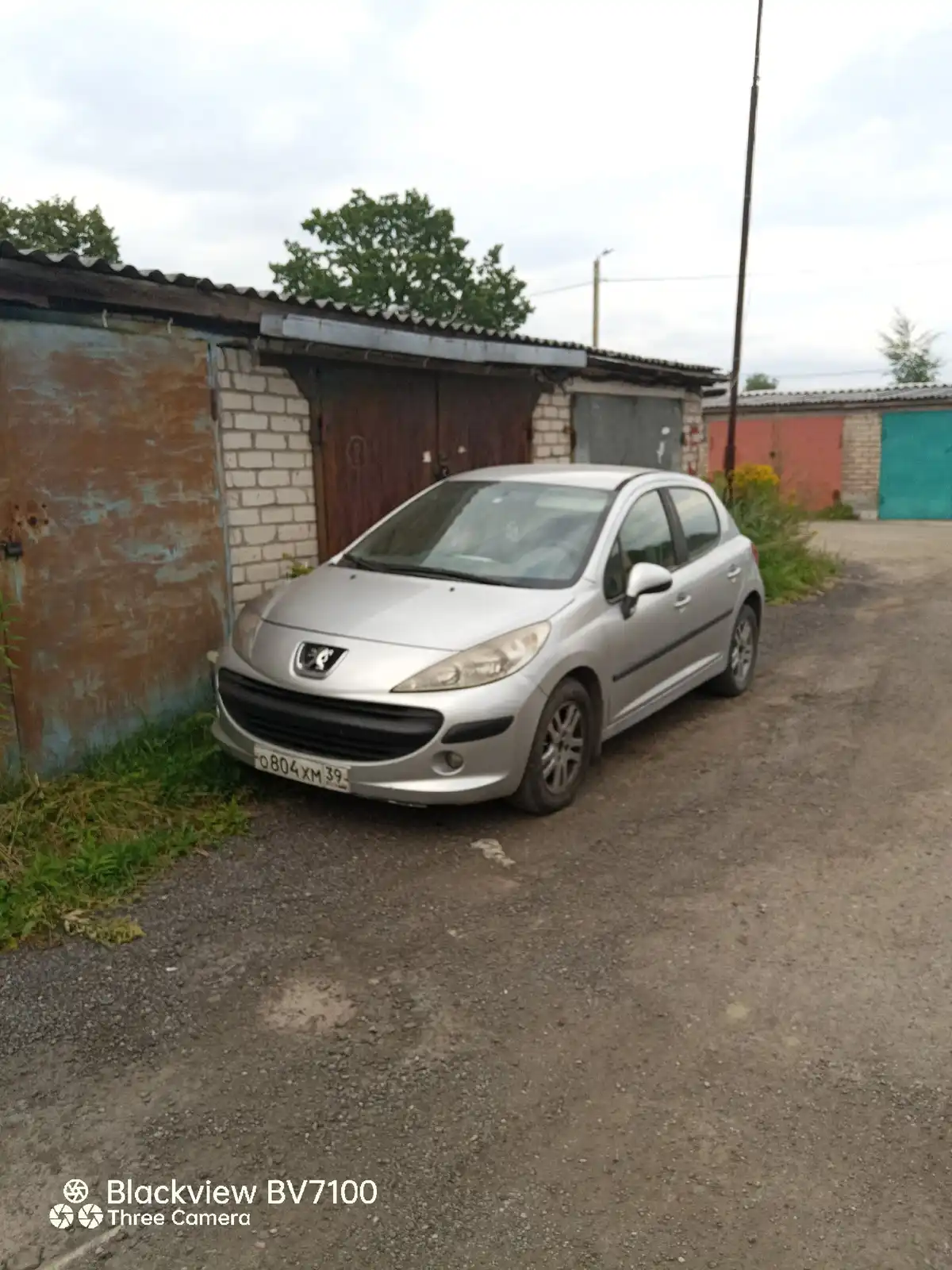 Фото автомобиля PEUGEOT 207, 2008 — госномер О804ХМ39. Цвет: Серебристый