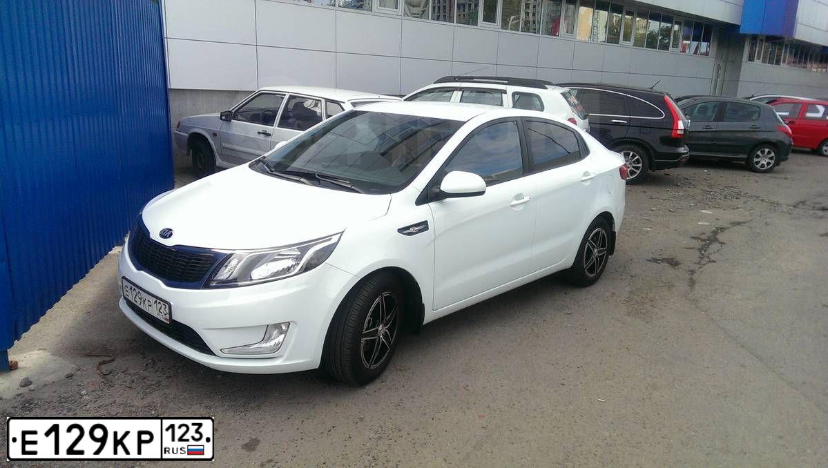 Фото автомобиля KIA RIO, 2013 — госномер Е129КР123. Цвет: БЕЛЫЙ