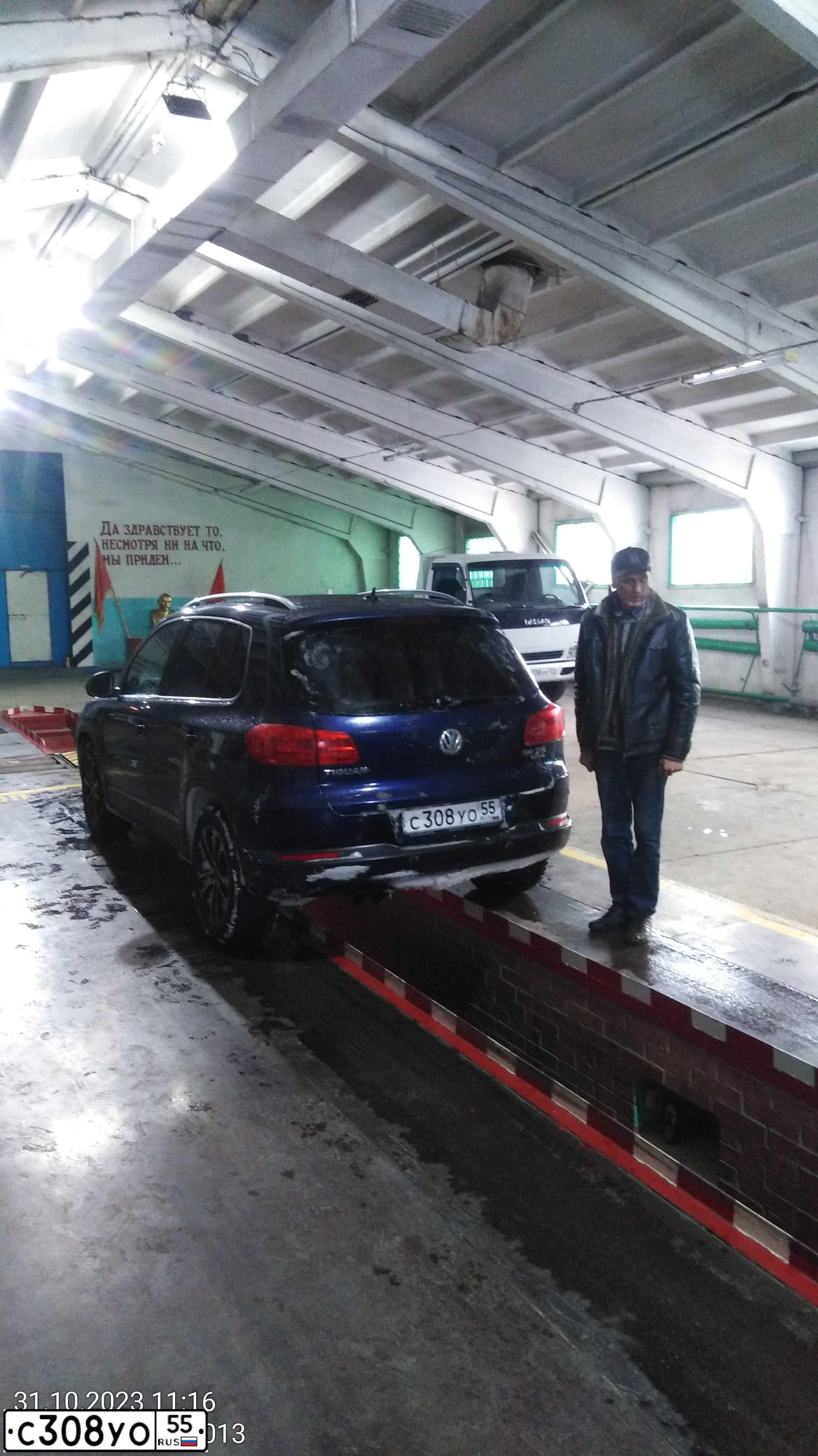 Фото автомобиля VOLKSWAGEN TIGUAN, 2013 — госномер Р697ЕА154. Цвет: ТЕМНО-СИНИЙ