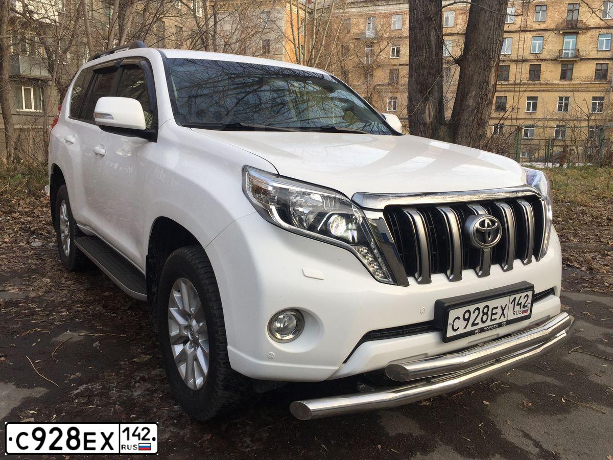 Фото автомобиля TOYOTA LANDCRUISER, 2014 — госномер Е707СН42. Цвет: Белый