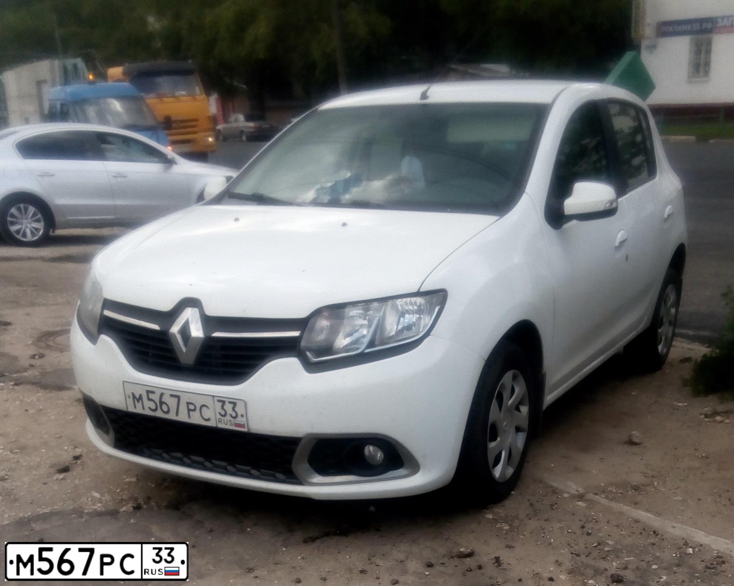 Фото автомобиля RENAULT SANDERO, 2016 — госномер М567РС33. Цвет: Белый