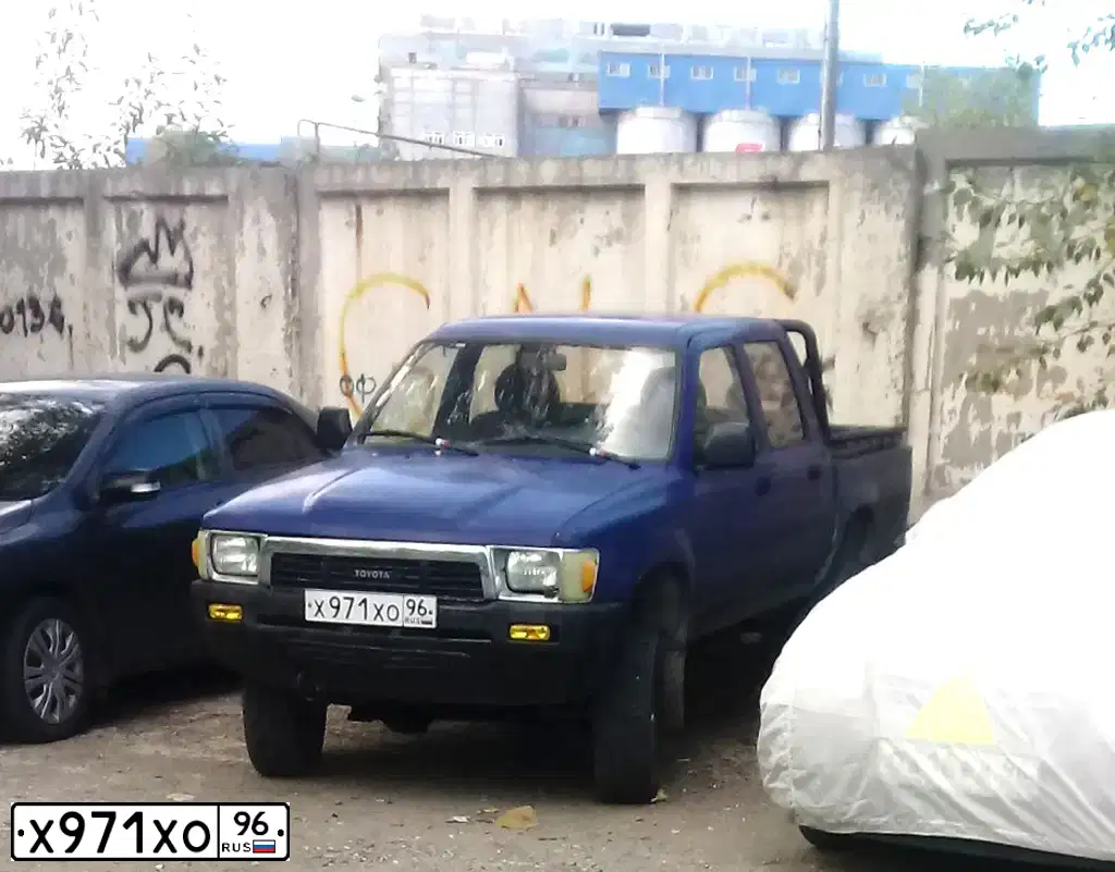Фото автомобиля TOYOTA HILUX, 1994 — госномер Т948СВ124. Цвет: синий