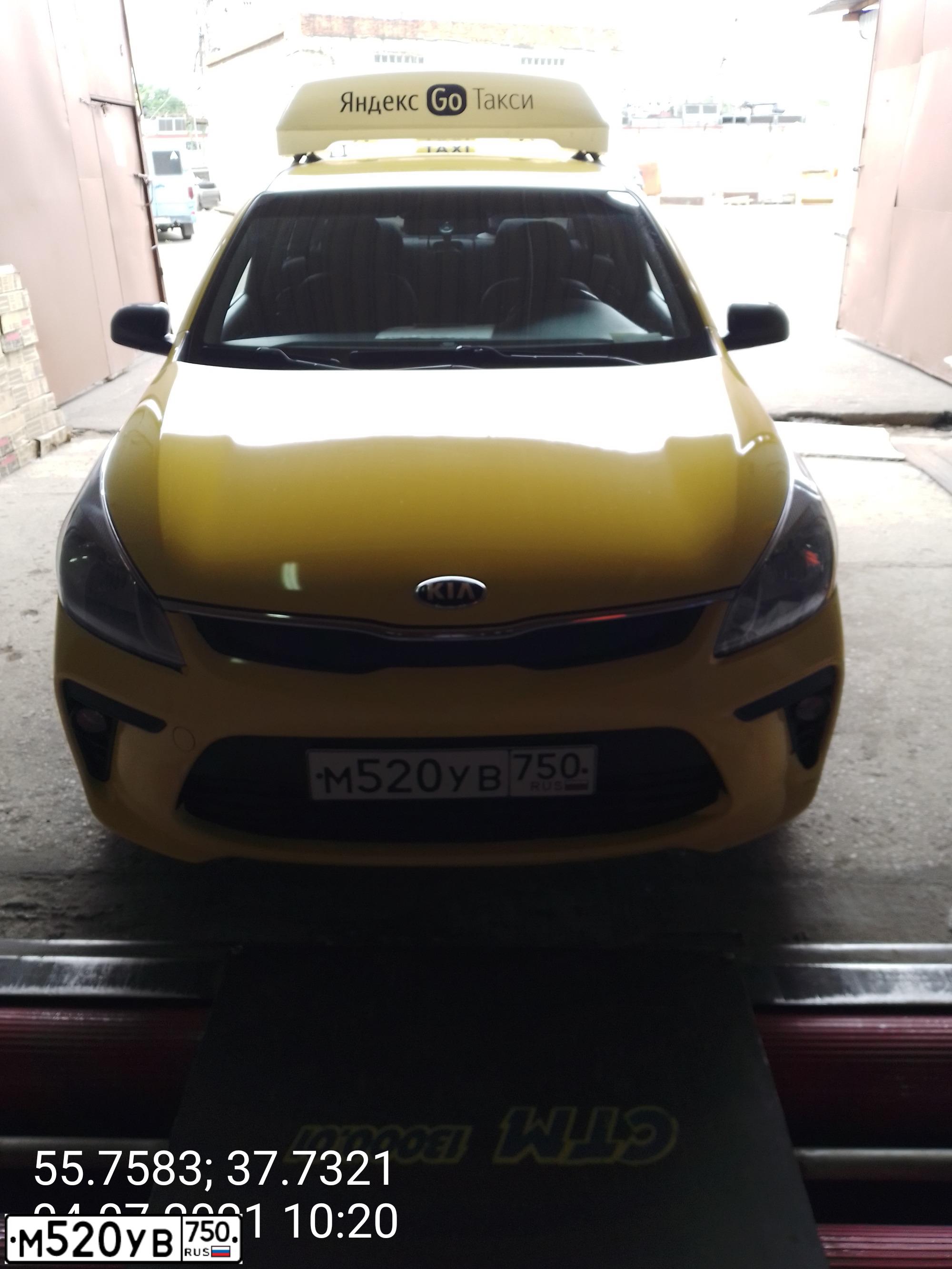 Фото автомобиля KIA RIO, 2019 — госномер М520УВ750. Цвет: ЖЕЛТЫЙ