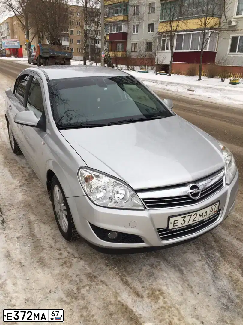 Фото автомобиля OPEL ASTRA, 2009 — госномер Е372МА67. Цвет: СЕРЕБРИСТЫЙ